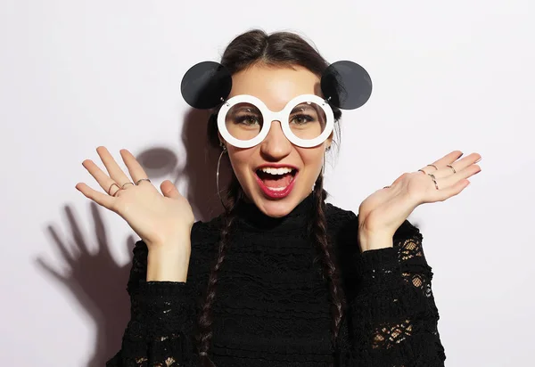 Joven mujer morena divertida en gafas de sol grandes. Concepto de moda . — Foto de Stock