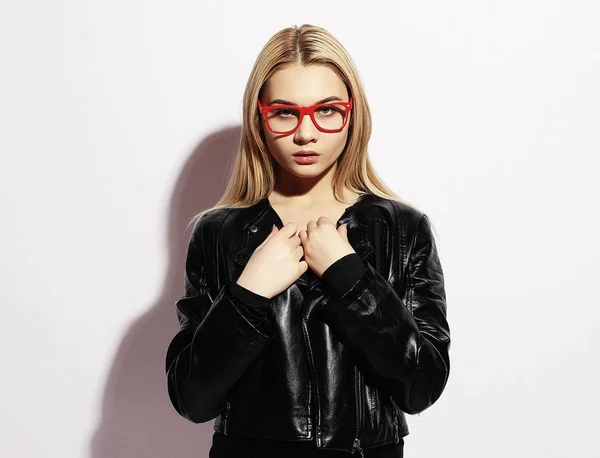 Funky stil skönhet. Vacker ung blond kvinna bär glasögon — Stockfoto