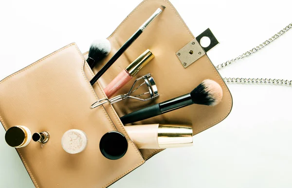 Plat leggen van vrouw handtas accessoires en cosmetica op witte achtergrond. Plek voor uw ontwerp, tekst, enz., close-up — Stockfoto