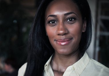 gülümseyen güzel genç bir Afrikalı-Amerikalı kadın portresi. Yaşam tarzı kavramı.