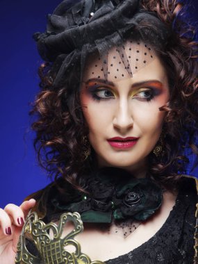 Karnaval maskesi olan güzel bir kadın portresi yakın çekim
