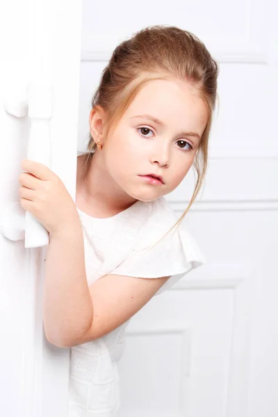 Moda infantil. Uma linda e pensativa garota loira séria — Fotografia de Stock