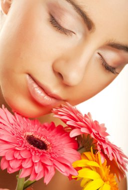 gerber çiçek beyaz zemin üzerine izole kadın 