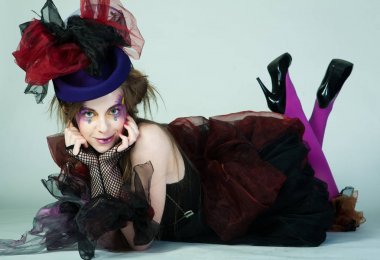 Yaratıcı makyajlı karnaval kıyafetli genç bir manken..