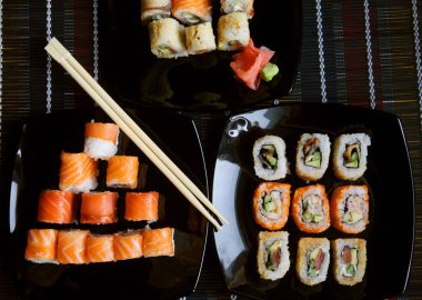 Japon suşi siyah plaka üzerinde