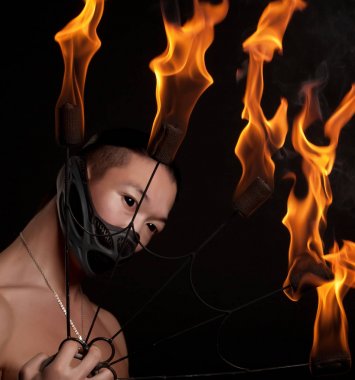 ateş gösterisi ile Asya adam