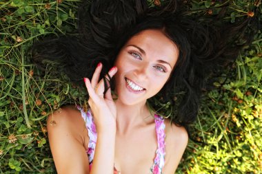 parkta oturan genç bir kadın 