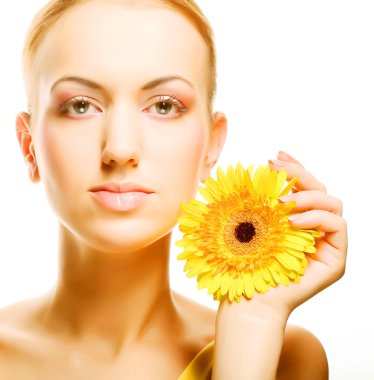 Gerber çiçekli güzel bir kadın.