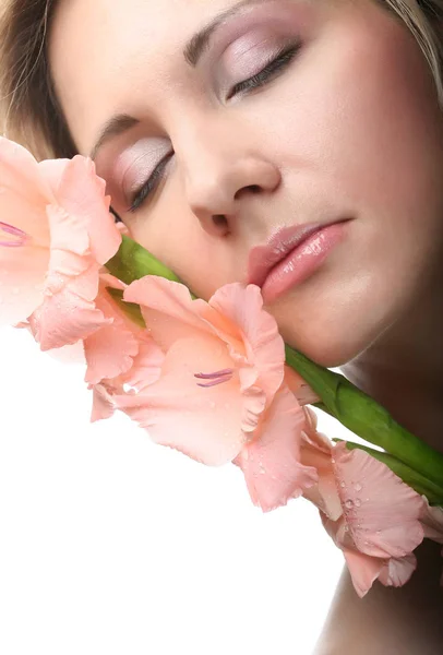 Cara fresca con flores de gladiolo en las manos — Foto de Stock