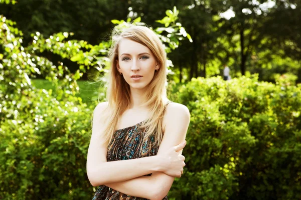 Summer time. young beautifull woman outdoor — Stock Photo, Image