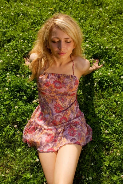 Mulher sentada ao ar livre sorrindo — Fotografia de Stock