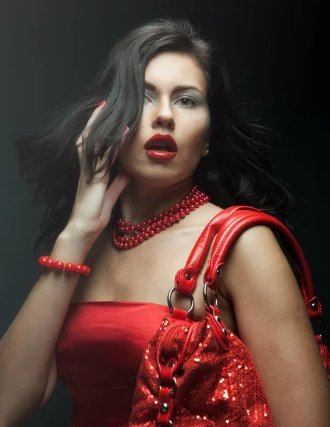 Mujer joven con bolsa roja — Foto de Stock