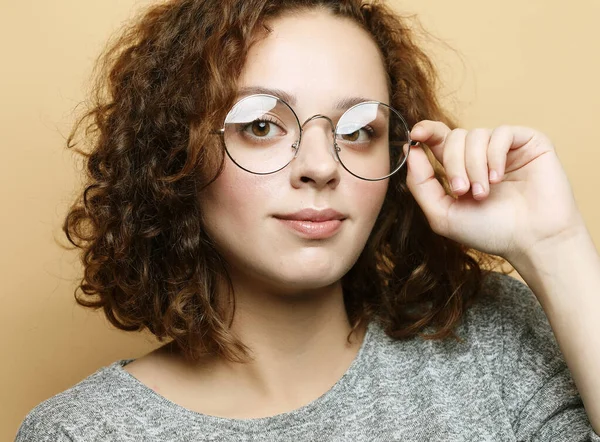 Estudiante positiva usa suéter gris, gafas redondas. Personas, estudio, éxito y logros —  Fotos de Stock