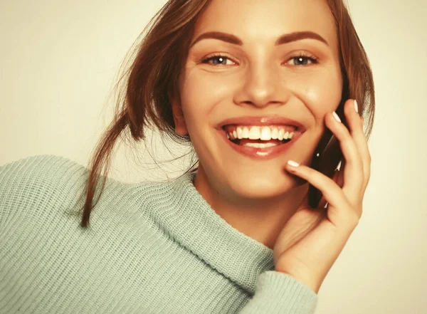 Hermosa mujer alegre hablando en el teléfono móvil — Foto de Stock