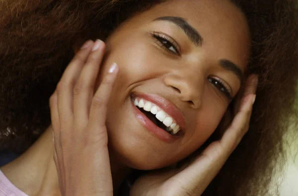 Estilo de vida, emoción y concepto de personas: Atractiva mujer afroamericana —  Fotos de Stock