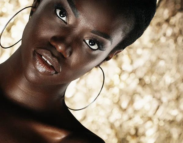 Εκπληκτικό πορτρέτο μιας Αφροαμερικανής Μαύρης γυναίκας πάνω σε χρυσό φόντο — Φωτογραφία Αρχείου