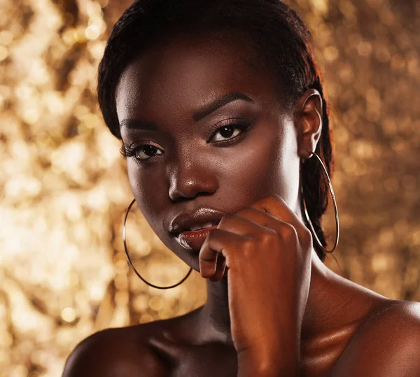 Stunning Portrait of an African American Black Woman over golden background — Stock Photo, Image