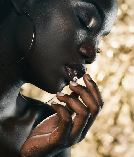 Retrato de estúdio de moda de um extraordinário belo modelo afro-americano com olhos fechados sobre fundo dourado — Fotografia de Stock