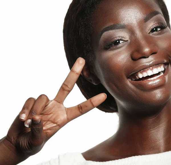 Africano americano mulher sorrindo olhando para a câmera mostrando os dedos fazendo sinal de vitória — Fotografia de Stock
