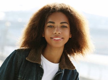 Yaşam tarzı, duygu ve insan konsepti: Çekici Afrikalı Amerikalı kadın