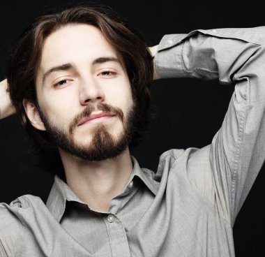 Yaşam tarzı ve insan konsepti: genç adam heyecanlı bir ifade takınıyor, sıradan giyiniyor