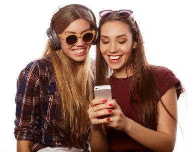 Tahnoloji, duygu ve insan konsepti: Mutlu en iyi arkadaşlar beyaz arka planda akıllı telefondan selfie çekiyor
