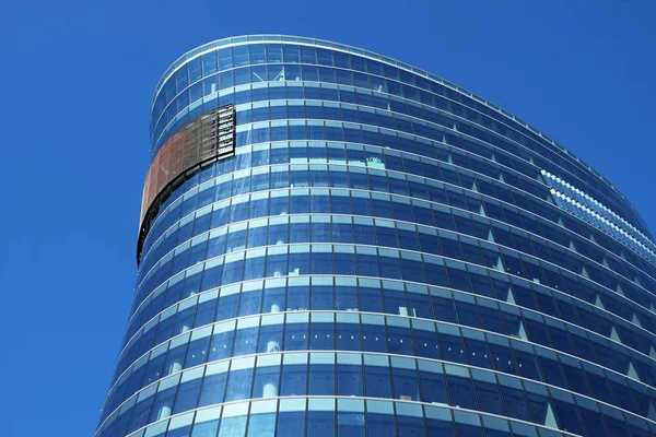 Moderno centro de negocios con gran vidrio wnjalá, día de verano — Foto de Stock