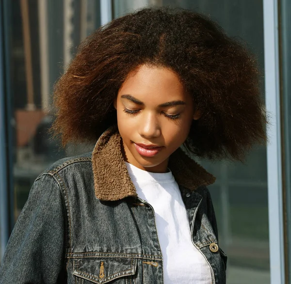 Τρόπο ζωής και άνθρωποι έννοια: νεαρή μαύρη γυναίκα με σακίδιο για το δρόμο — Φωτογραφία Αρχείου