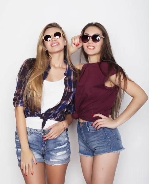 Estilo de vida y concepto de la gente: Dos amigas jóvenes de pie juntas y divirtiéndose. —  Fotos de Stock