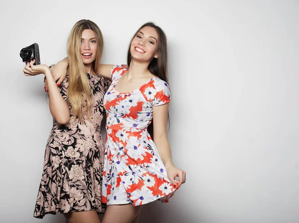 Mode und Menschen Konzept - zwei stilvolle sexy Mädchen besten Freundinnen tragen Kleid über weißem Hintergrund — Stockfoto