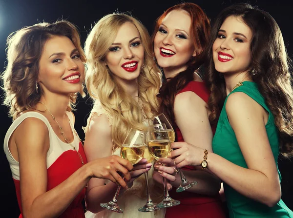 Група дівчат-вечірок, що кмітливі флейти з ігристим вином — стокове фото