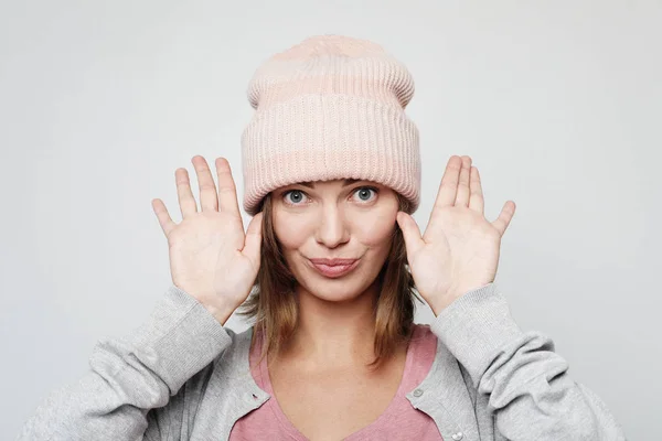 Образ жизни, эмоции и концепция людей - счастливая молодая эмоциональная женщина в розовой шляпе — стоковое фото