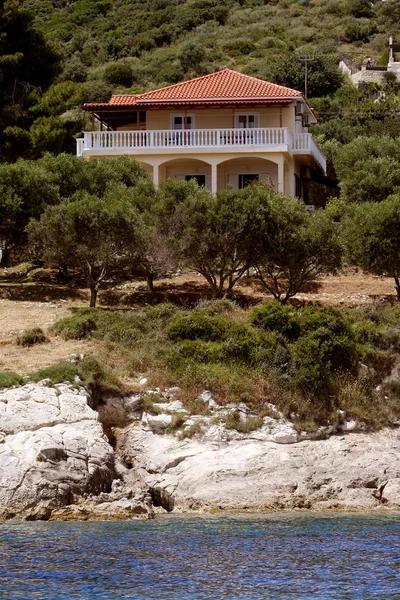 House standing on the seashore, Blue caves on Zakynthos island — Stock Photo, Image