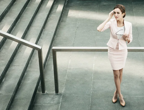 Ung kvinna klädd i affärsstil bredvid trappan, företag och karriär koncept — Stockfoto
