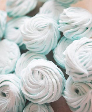 Yeşil ev yapımı meyveli şekerlemeler. Kapatın..