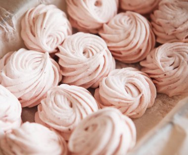 Ev yapımı pembe meyveli şekerlemeler. Kapatın..