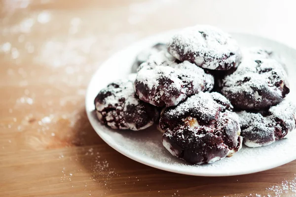 Chokladkakor beströdda med pulversocker — Stockfoto