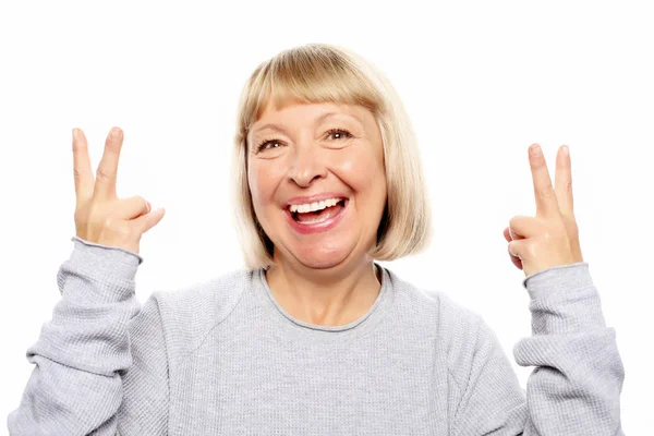 Idea, atención y concepto de la gente - retrato de la mujer mayor sonriente señalando el dedo hacia arriba sobre el fondo blanco —  Fotos de Stock