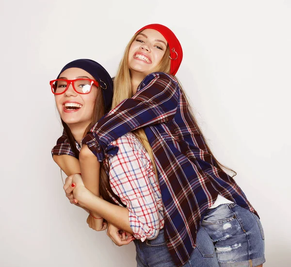 Estilo de vida, emoción y concepto de la gente: Dos amigas jóvenes de pie juntas y divirtiéndose. —  Fotos de Stock