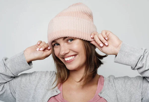 Estilo de vida, la emoción y el concepto de la gente - mujer joven y feliz emocional con sombrero rosa — Foto de Stock