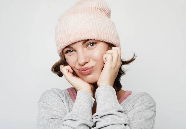 Estilo de vida, la emoción y el concepto de la gente - mujer joven y feliz emocional con sombrero rosa — Foto de Stock