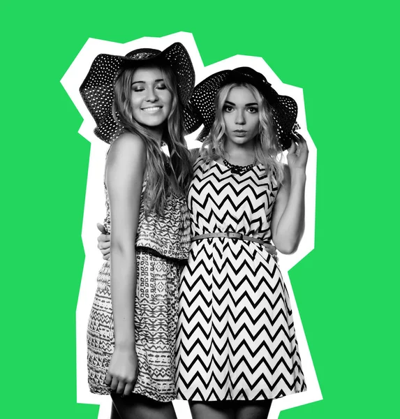 Δύο καλύτερες φίλες κορίτσια πάνω από πράσινο φόντο — Φωτογραφία Αρχείου