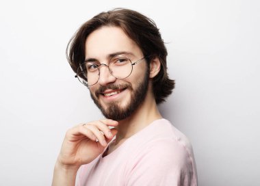 Gözlüklü neşeli bir adam, uygun maaşlı bir iş bulduğuna sevindim.