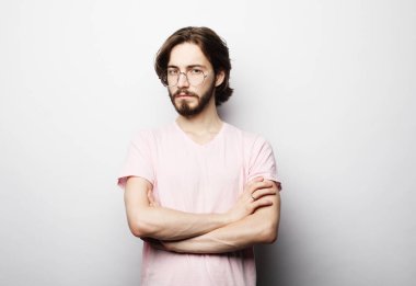 Gözlüklü neşeli bir adam, uygun maaşlı bir iş bulduğuna sevindim.