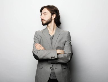 Zarif genç yakışıklı adam. Stüdyo moda portresi.