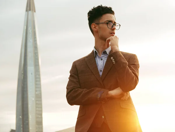 Elegant young handsome man. Outdoors fashion portrait. — Stock Photo, Image