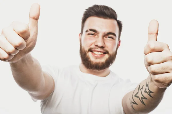 Retrato de un joven barbudo alegre mostrando un gesto bien aislado sobre el fondo blanco — Foto de Stock