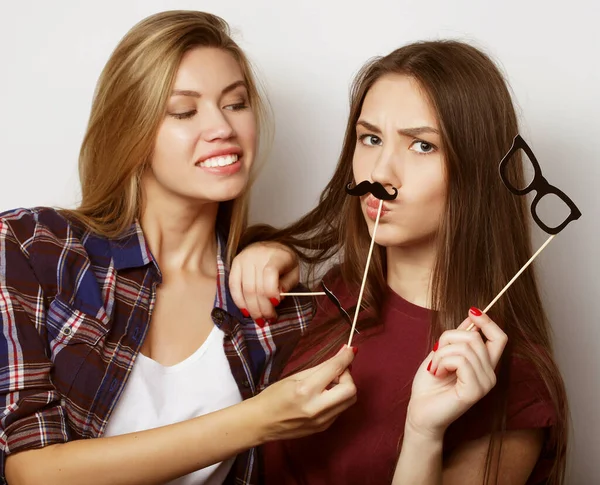 Két elegáns szexi hipster lányok legjobb barátok készen áll a party, több mint fehér háttér — Stock Fotó