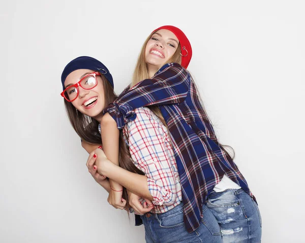 Lifestyle, emotie en people concept: Twee jonge vriendinnen die samen staan en plezier hebben. — Stockfoto