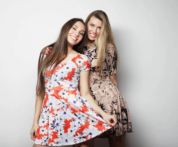 Концепция моды и людей - две стильные сексуальные девушки лучшие друзья в платье — стоковое фото